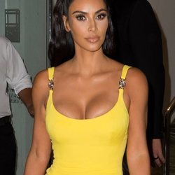 Kim Kardashian con un maquillaje en tonos nude en Miami 2018