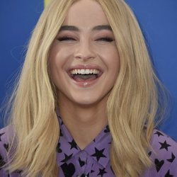 Sabrina Carpenter con una melena midi en los premios Teen Choice 2018