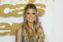 Heidi Klum con un semirecogido ondulado en la presentación de 'Got Talent America' en Los Ángeles 2018