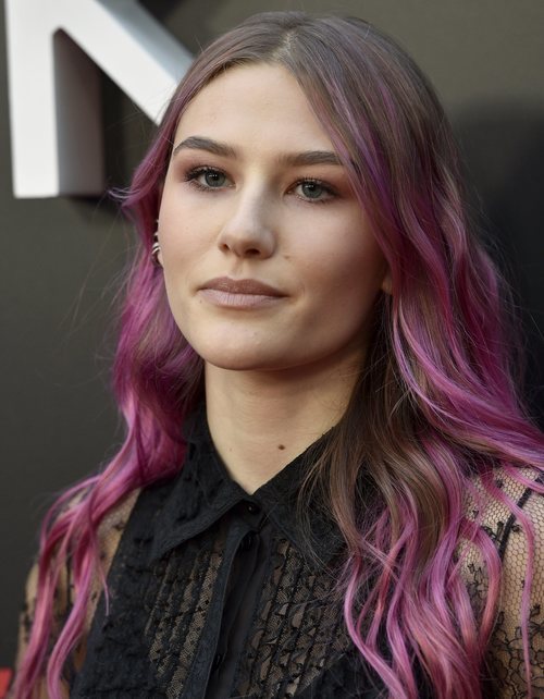 Sofia Hublitz con el cabello morado en el estreno de la segunda temporada de 'Ozark' 2018