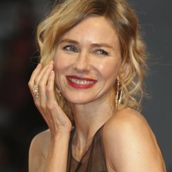 Naomi Watts con un beauty de labios rojos en el Festival de Cine de Venecia 2018