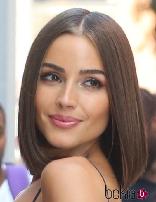 Olivia Culpo opta por la melena midi lisa en Nueva York