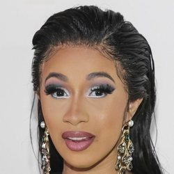 Cardi B abusa de maquillaje en la New York Fashion Week 2018