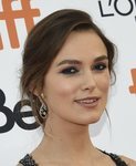 Keira Knightley opta por los tonos azules en el Festival Internacional de Cine de Toronto 2018