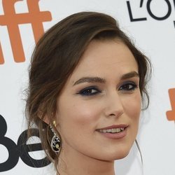 Keira Knightley opta por los tonos azules en el Festival Internacional de Cine de Toronto 2018