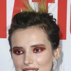 Bella Thorne con un excesivo beauty rojizo en la premiere de 'Assassination Nation'