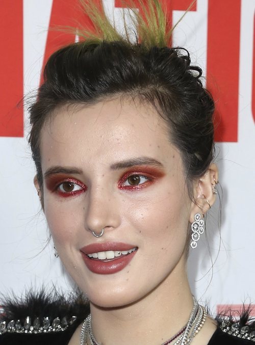 Bella Thorne con un excesivo beauty rojizo en la premiere de 'Assassination Nation'