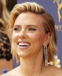 Scarlett Johansson con una sombra dorada en los Premios Emmy 2018