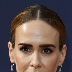 Sarah Paulson con un maquillaje oscuro en los Premios Emmy 2018