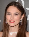 Keira Knightley con un maquillaje rosa en la presentación de la película 'Colette'