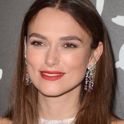 Keira Knightley con un maquillaje rosa en la presentación de la película 'Colette'