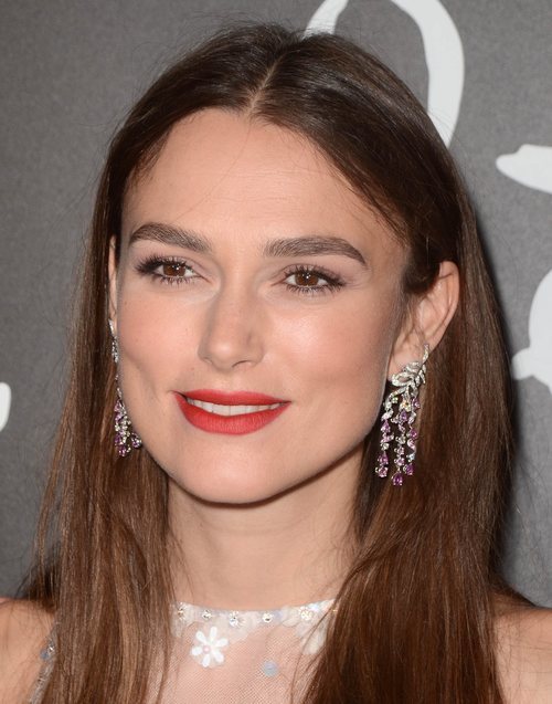 Keira Knightley con un maquillaje rosa en la presentación de la película 'Colette'