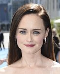 Alexis Bledel luce melena suelta en los Premios Emmy 2018