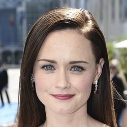 Alexis Bledel luce melena suelta en los Premios Emmy 2018