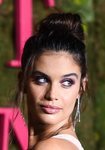 Sara Sampaio con un moño alto en la gala 'Green Carpet Fashion Awards' 2018