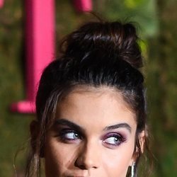 Sara Sampaio con un moño alto en la gala 'Green Carpet Fashion Awards' 2018