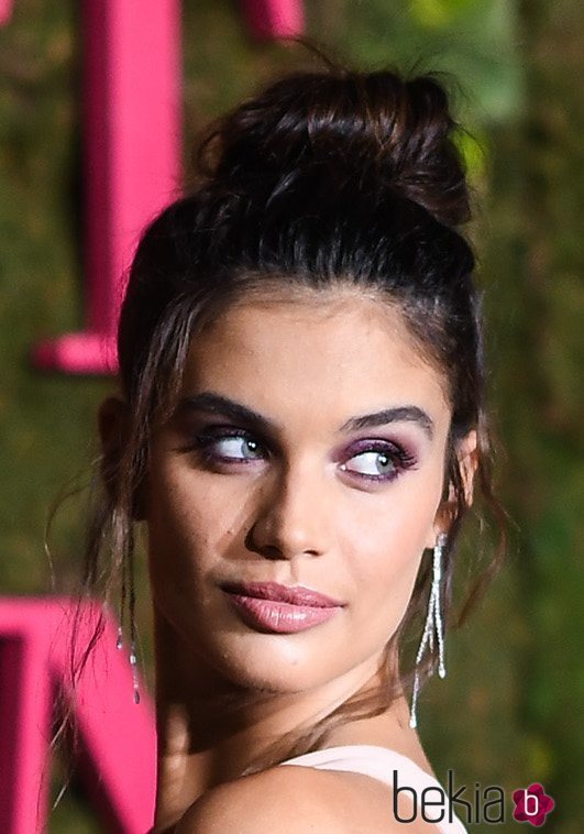 Sara Sampaio con un moño alto en la gala 'Green Carpet Fashion Awards' 2018