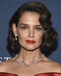 Katie Holmes opta por las ondas al agua en la presentación de Harry Winston