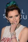 Bella Thorne con un nido de pájaros en la cabeza en el estreno de 'I Still See You'