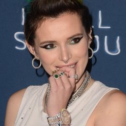 Bella Thorne con un nido de pájaros en la cabeza en el estreno de 'I Still See You'