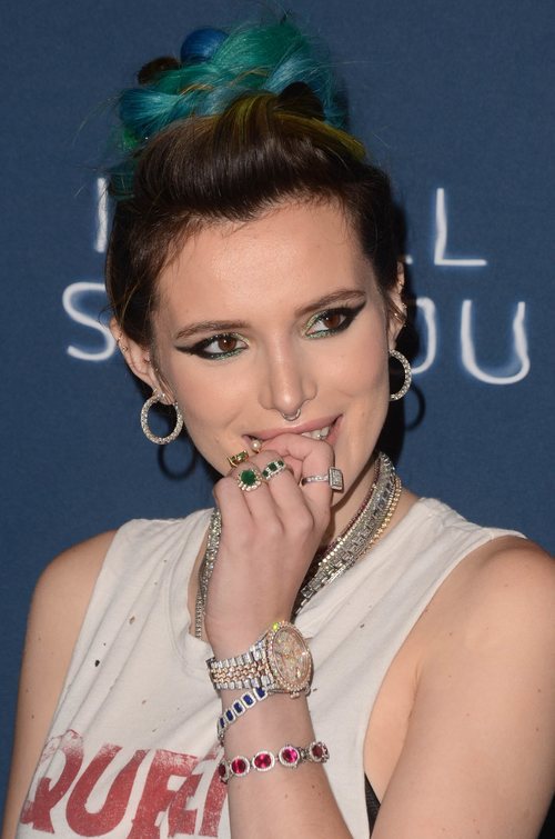 Bella Thorne con un nido de pájaros en la cabeza en el estreno de 'I Still See You'