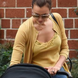 Irina Shayk con un moño alto dando un paseo a su hija Lea por Nueva York