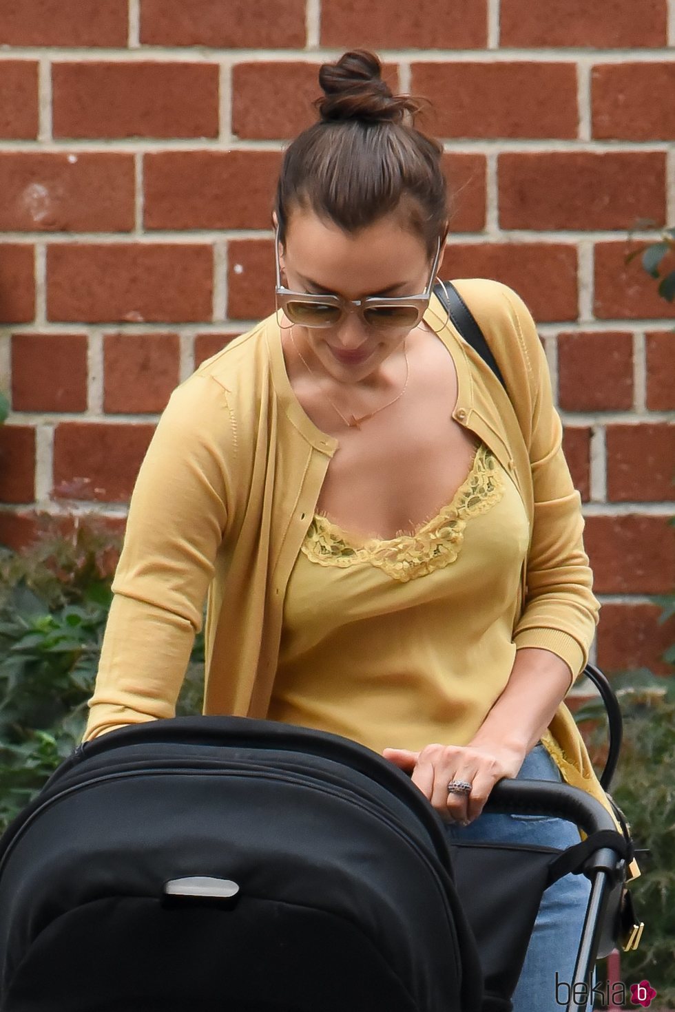 Irina Shayk con un moño alto dando un paseo a su hija Lea por Nueva York