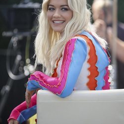 Rita Ora con el pelo ondulado en un acto en Los Ángeles