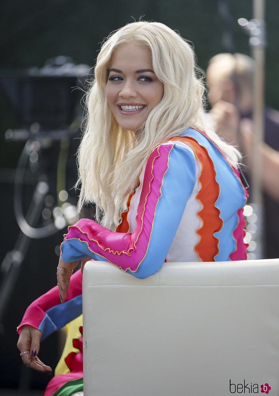 Rita Ora con el pelo ondulado en un acto en Los Ángeles