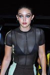 Gigi Hadid acude al cumpleaños de su hermana con un maquillaje oscuro