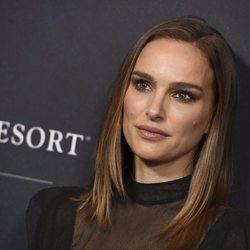 Natalie Portman luce un perfecto ahumado de ojos en la gala Variety