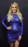 Carrie Underwood con un maquillaje natural y una sonrisa radiante
