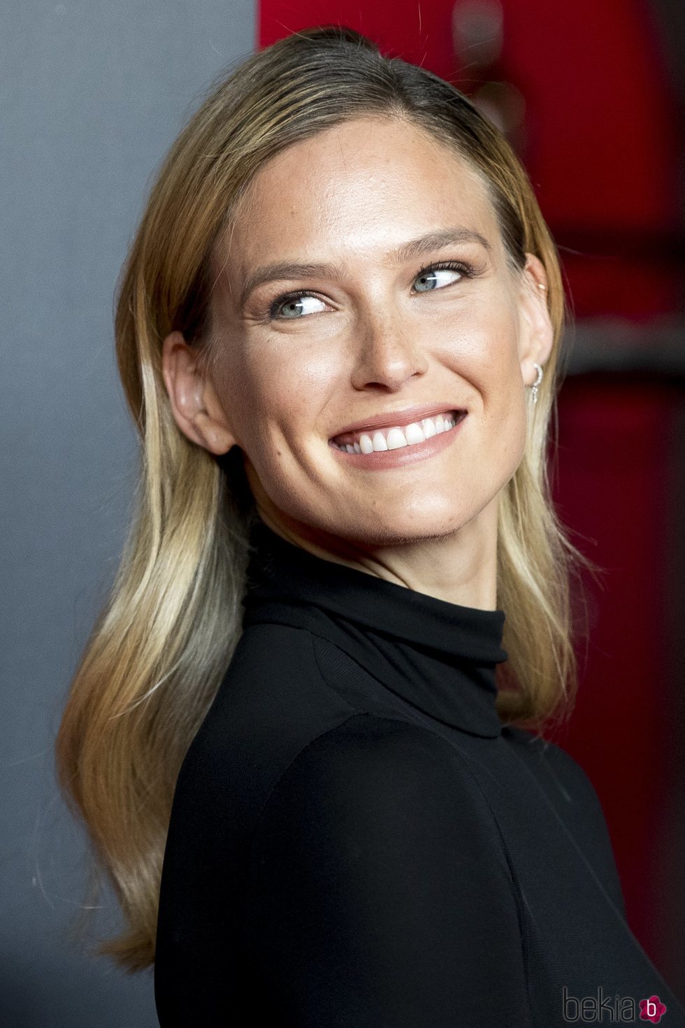 Bar Refaeli con un look muy natural en los Premios Cosmopolitan 2018 en Madrid