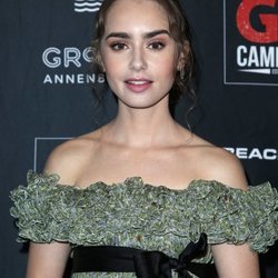 Lily Collins con un perfecto recogido en la Gala Go Campaign