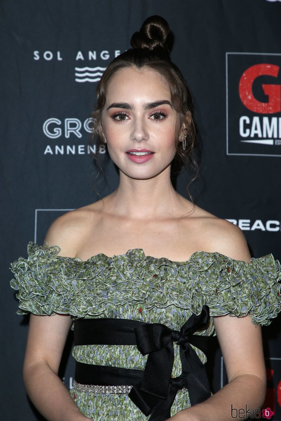 Lily Collins con un perfecto recogido en la Gala Go Campaign