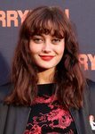 Ella Purnell look despeinado en la premiere de 'The Ferryman'
