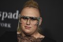 Rebel Wilson posa con unas maxi gafas en los premios Instyle