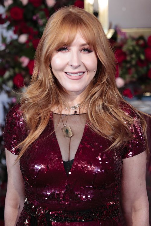 Charlotte Tilbury luce un maquillaje en tonos tierra