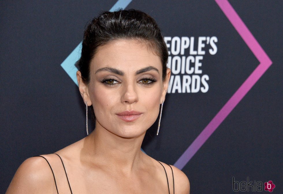 Mila Kunis luce un maquillaje natural en los People Choice Awards 2018