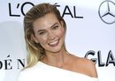 Karlie Kloss luce un peinado con volumen en los Premios Glamour 2018