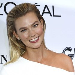 Karlie Kloss luce un peinado con volumen en los Premios Glamour 2018
