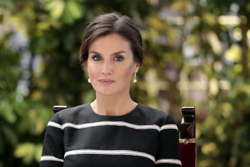 La Reina Letizia opta por un recogido sencillo en su visita a Perú