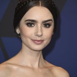Lily Collins posa con un recogido trenzado en los Premios del Gobernador 2018