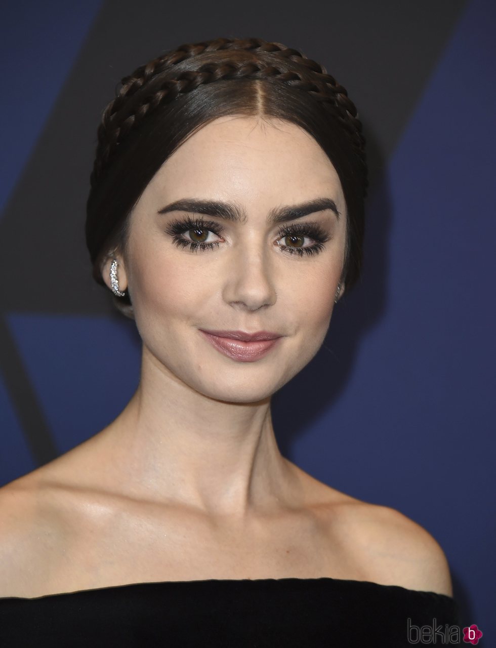 Lily Collins posa con un recogido trenzado en los Premios del Gobernador 2018