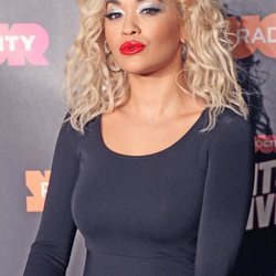 Rita Ora luce un maquillaje brillante en el photocall del Liverpool Arena