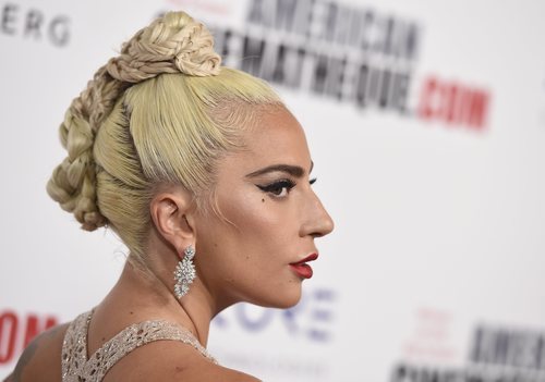 Lady Gaga luce un recogido muy exagerado en los Premios Cinematheque 2018