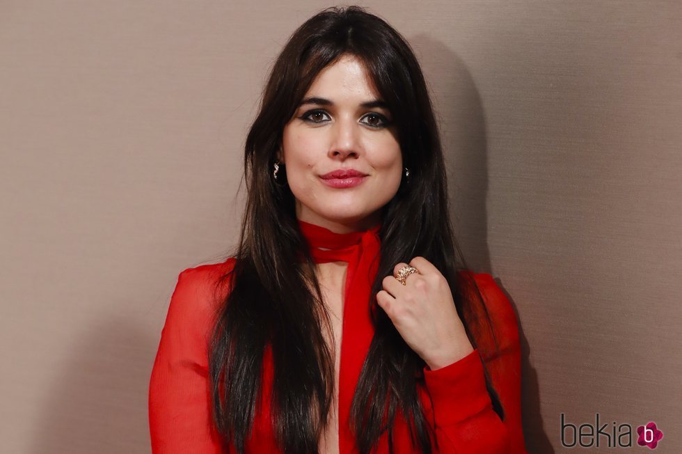 Adriana Ugarte posa con un maquillaje sencillo en la premiere 'Durante la tormenta'