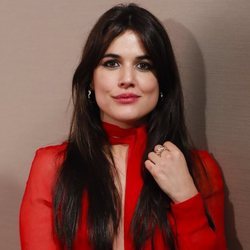 Adriana Ugarte posa con un maquillaje sencillo en la premiere 'Durante la tormenta'