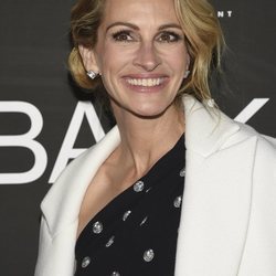 Julia Roberts posa con un recogido formal en la presentación de 'Ben is Back'