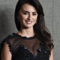 Penélope Cruz apuesta por la melena ondulada en Chanel Metiers D'Art Show